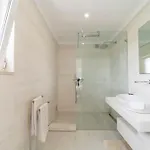Stunning 4-bedroom With Pool - Perfect For Families *