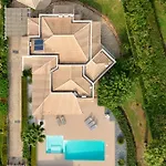 Stunning 4-bedroom With Pool - Perfect For Families Вилла