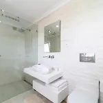 Stunning 4-bedroom With Pool - Perfect For Families Вилла *