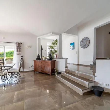 Βίλα Stunning 4-bedroom With Pool - Perfect For Families Αλμπουφέιρα