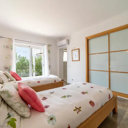 Вилла Stunning 4-bedroom With Pool - Perfect For Families