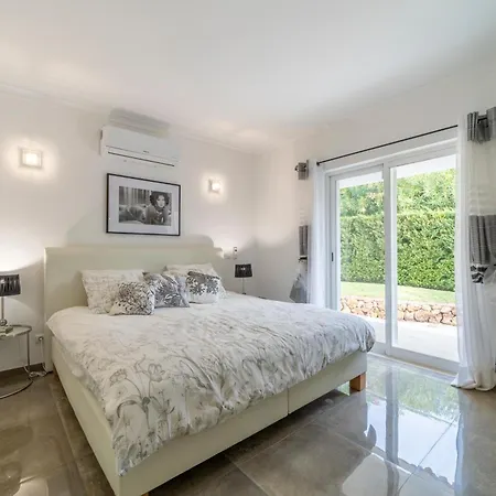 Stunning 4-bedroom With Pool - Perfect For Families Βίλα *