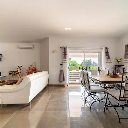 Stunning 4-bedroom With Pool - Perfect For Families Βίλα Αλμπουφέιρα
