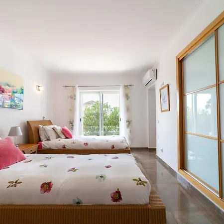 Stunning 4-bedroom With Pool - Perfect For Families Αλμπουφέιρα