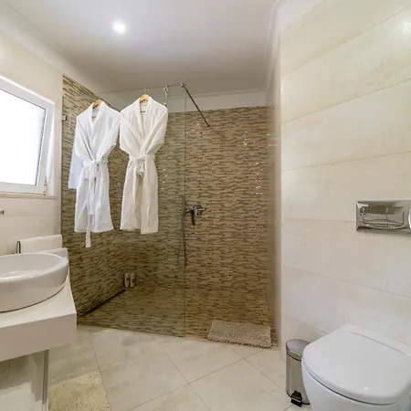 Stunning 4-bedroom With Pool - Perfect For Families * Αλμπουφέιρα