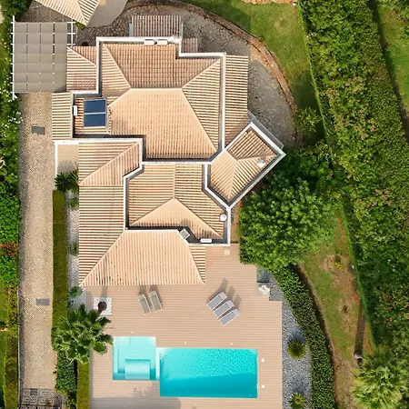 Stunning 4-bedroom With Pool - Perfect For Families Βίλα