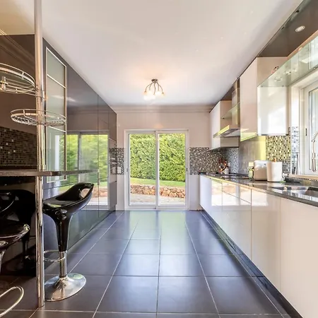 Stunning 4-bedroom With Pool - Perfect For Families *