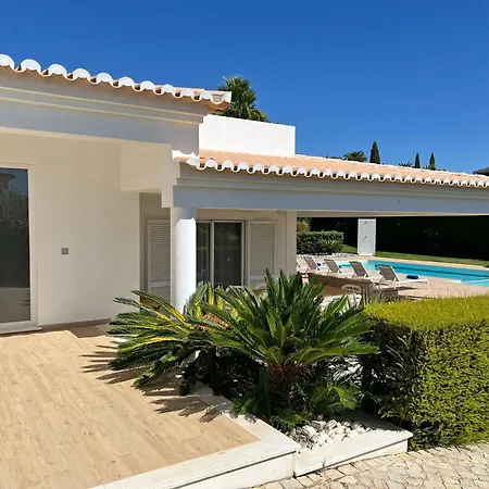 Stunning 4-bedroom With Pool - Perfect For Families Вилла *