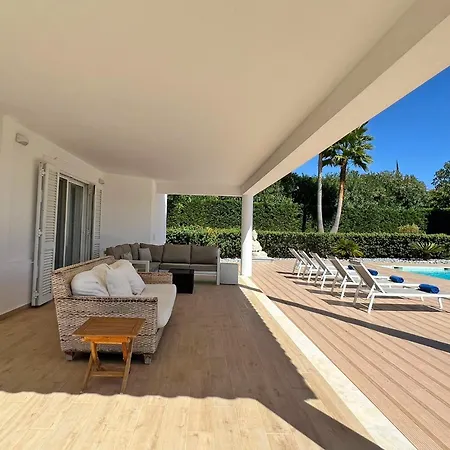 Stunning 4-bedroom With Pool - Perfect For Families Вилла *