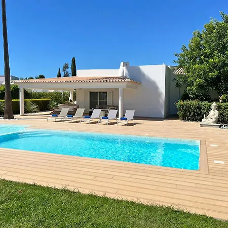 Stunning 4-bedroom With Pool - Perfect For Families Вилла *