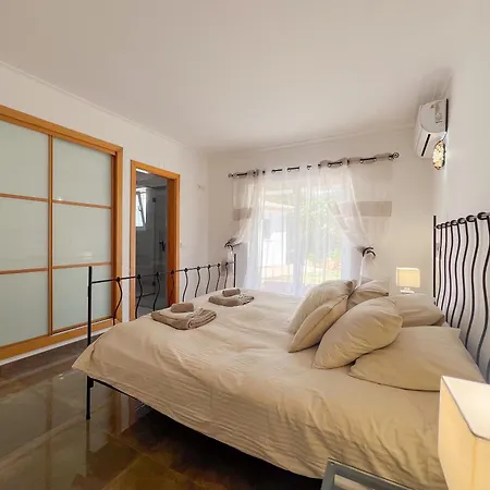 Stunning 4-bedroom With Pool - Perfect For Families