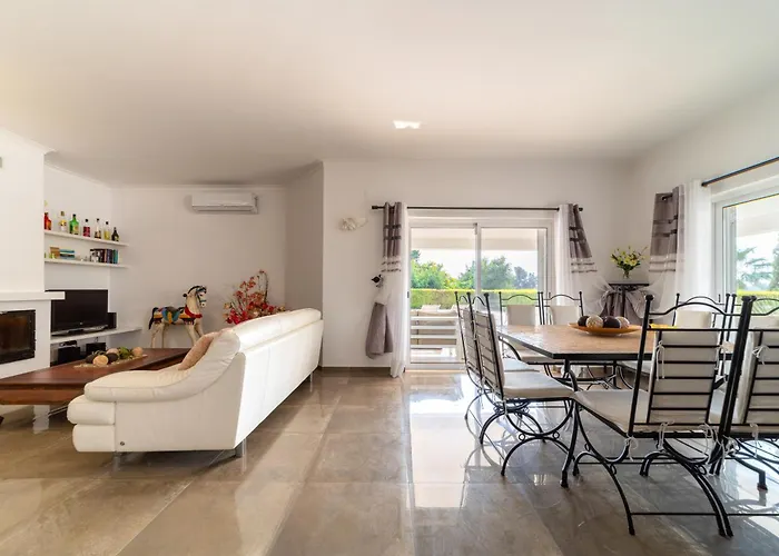 Stunning 4-bedroom With Pool - Perfect For Families ヴィラ アルブフェイラ