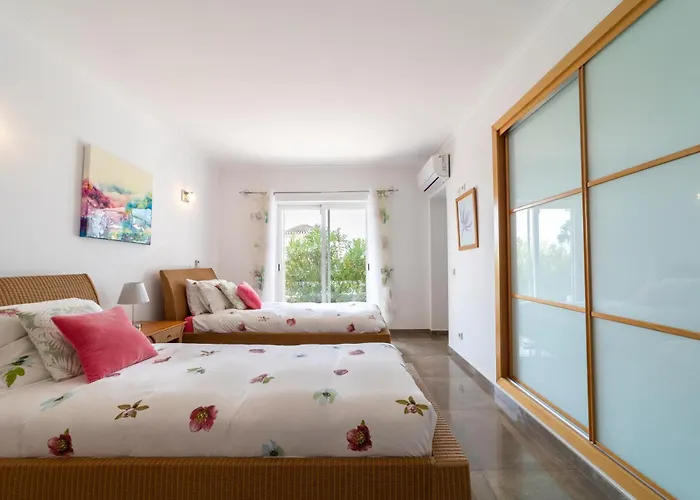 Stunning 4-bedroom With Pool - Perfect For Families アルブフェイラ