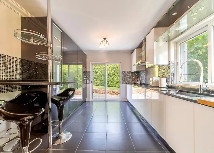 Stunning 4-bedroom With Pool - Perfect For Families *