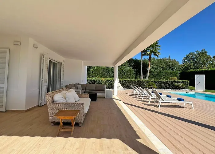 Stunning 4-bedroom With Pool - Perfect For Families ヴィラ *