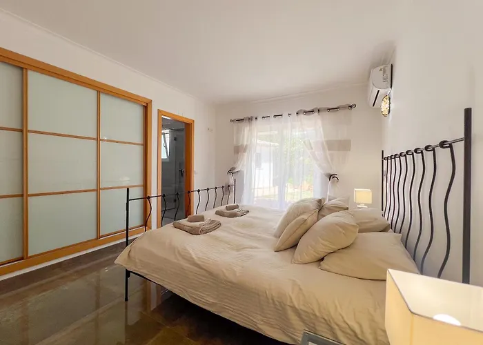 Stunning 4-bedroom With Pool - Perfect For Families